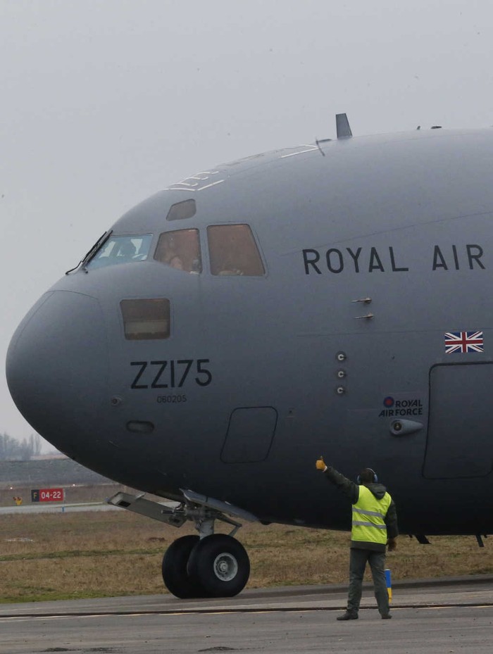 Máy bay vận tải hạng nặng C17 của Anh ở sân bay Evreux (cách Paris 90 km về phía Bắc) chuẩn bị chuyển vũ khí đến Mali (ảnh chụp ngày 14/1/13)